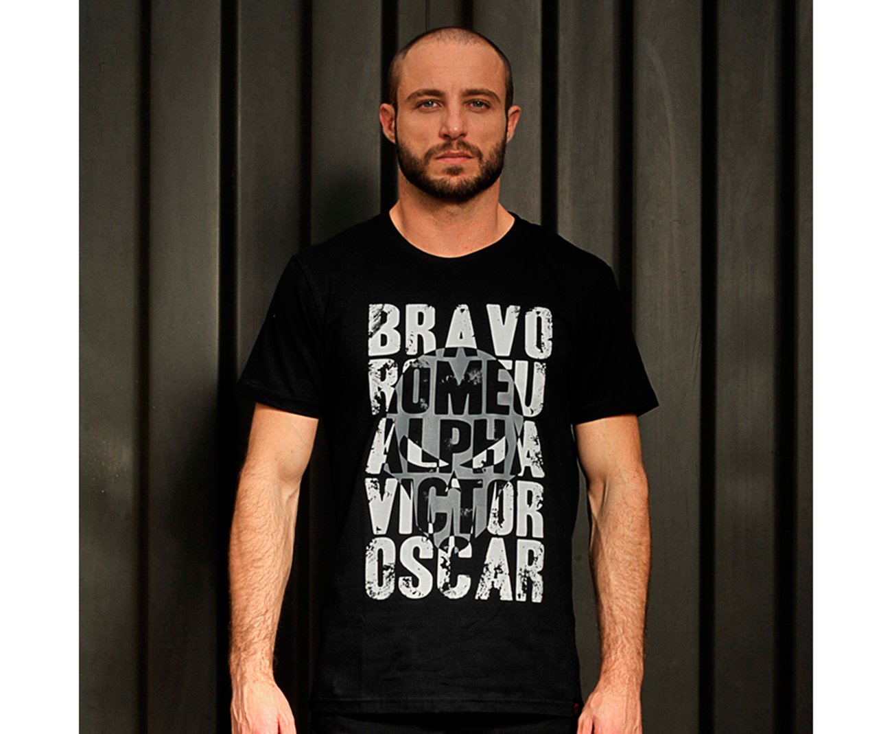 Camiseta Bravo Estampada Alfabeto Preta