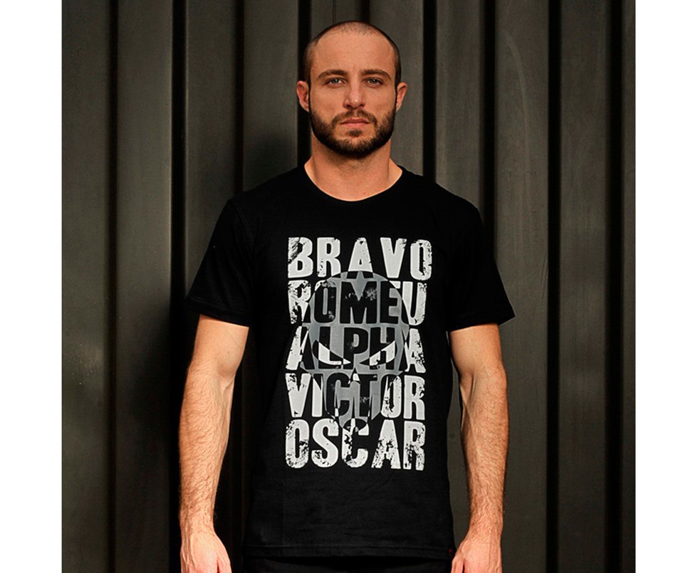 Camiseta Bravo Estampada Alfabeto Preta - P