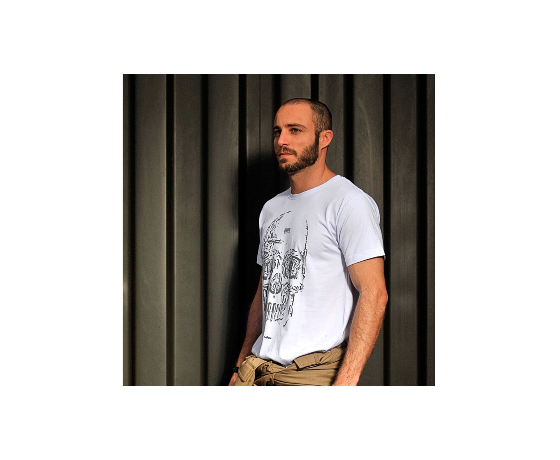 Camiseta Bravo Estampada Caveiras Arms -branca  - P