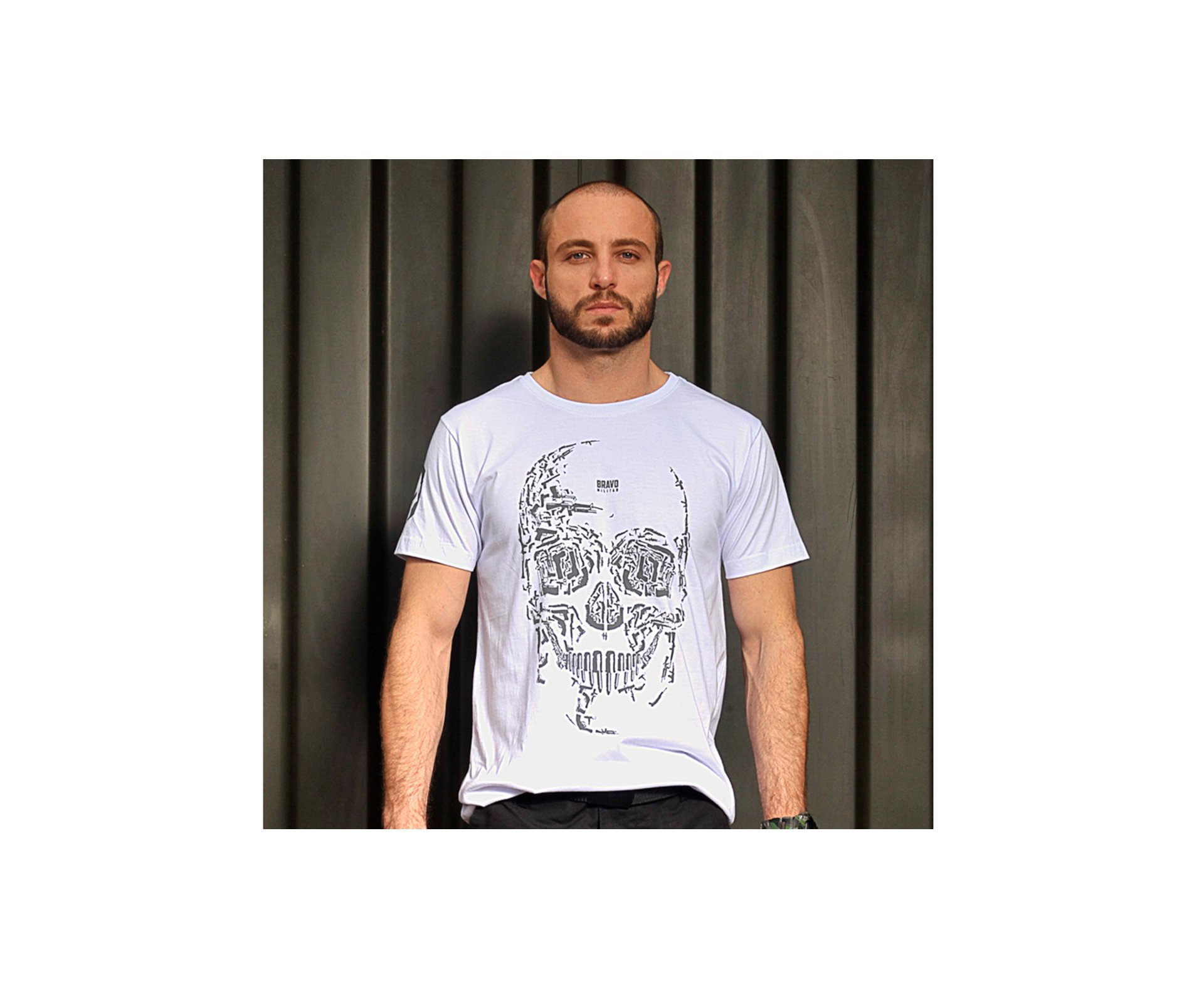Camiseta Bravo Estampada Caveiras Arms -branca  - P